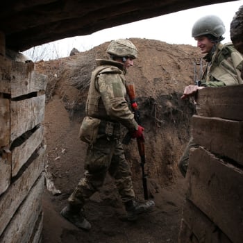 Ukrajinští vojáci hlídají své pozice na východní frontě.