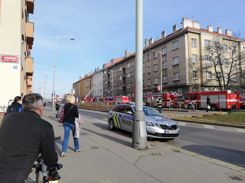 Při požáru pražského bytu se zranilo jedenáct lidí.