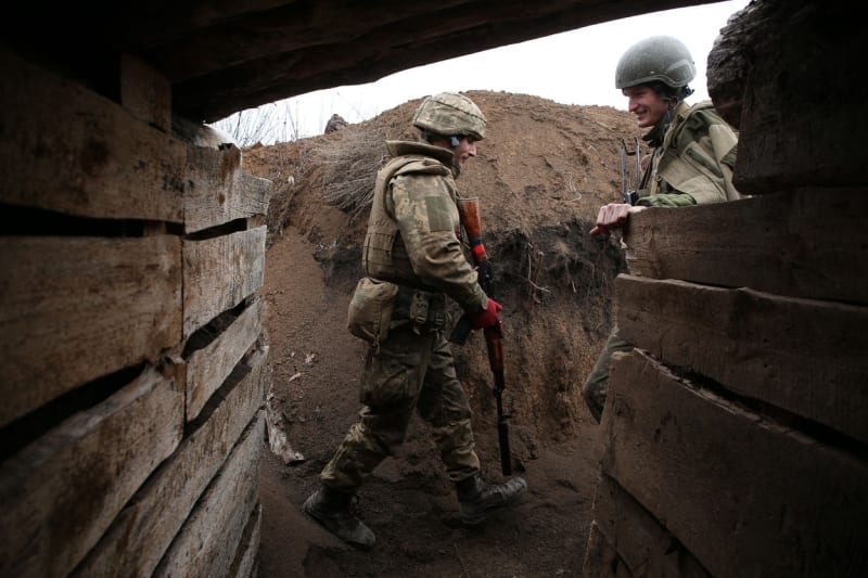 Ukrajinští vojáci hlídají své pozice na východní frontě.