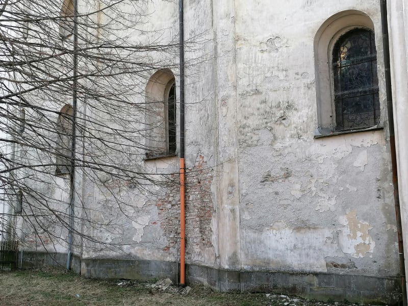 Fasáda kostela Nanebevzetí Panny Marie v Budišově nad Budišovkou.