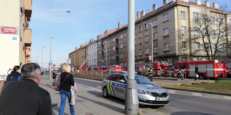Při požáru pražského bytu se zranilo jedenáct lidí.