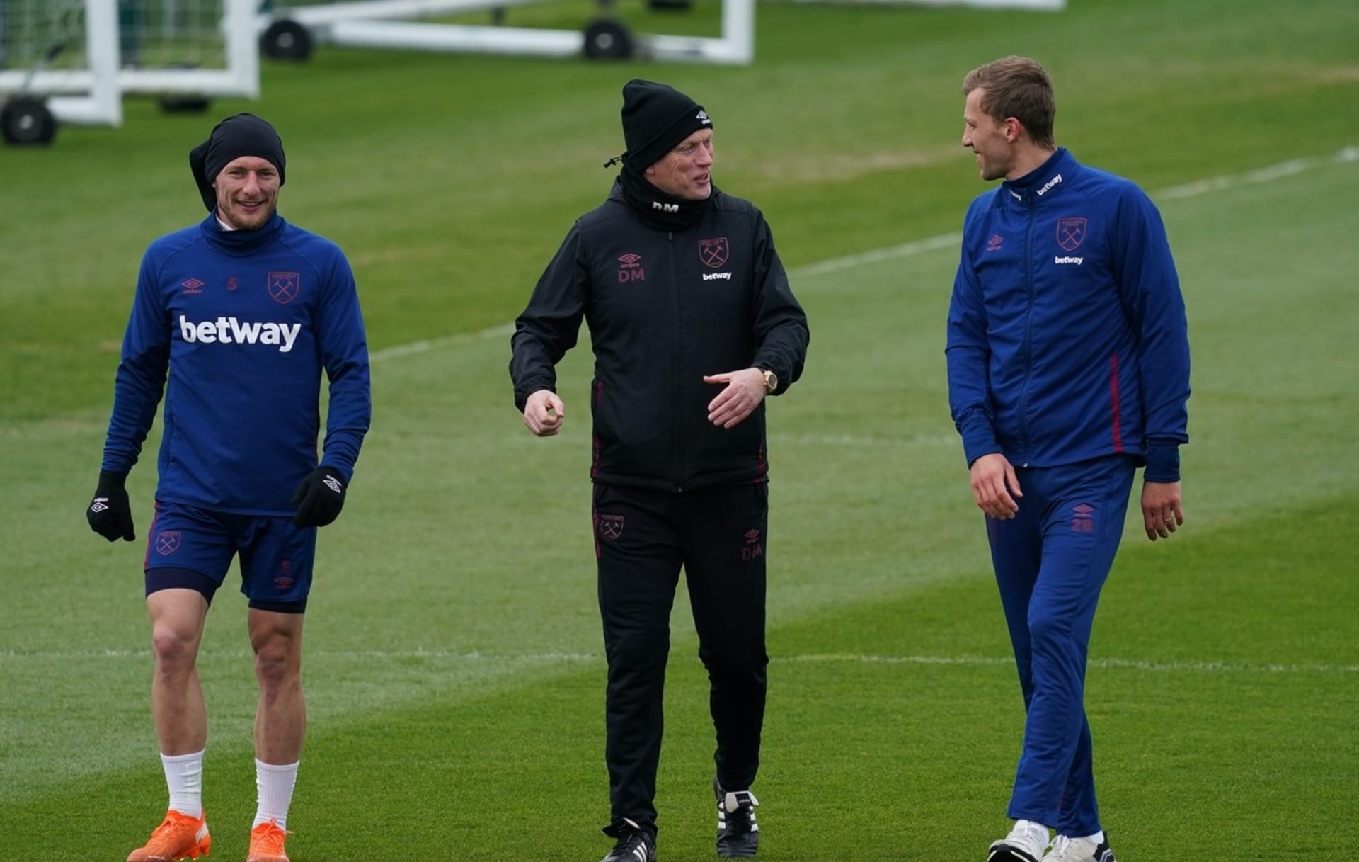 Trenér West Hamu Davida Moyese (uprostřed) si podle svých slov užije s Vladimírem Coufalem a Tomášem Součkem spoustu srandy.