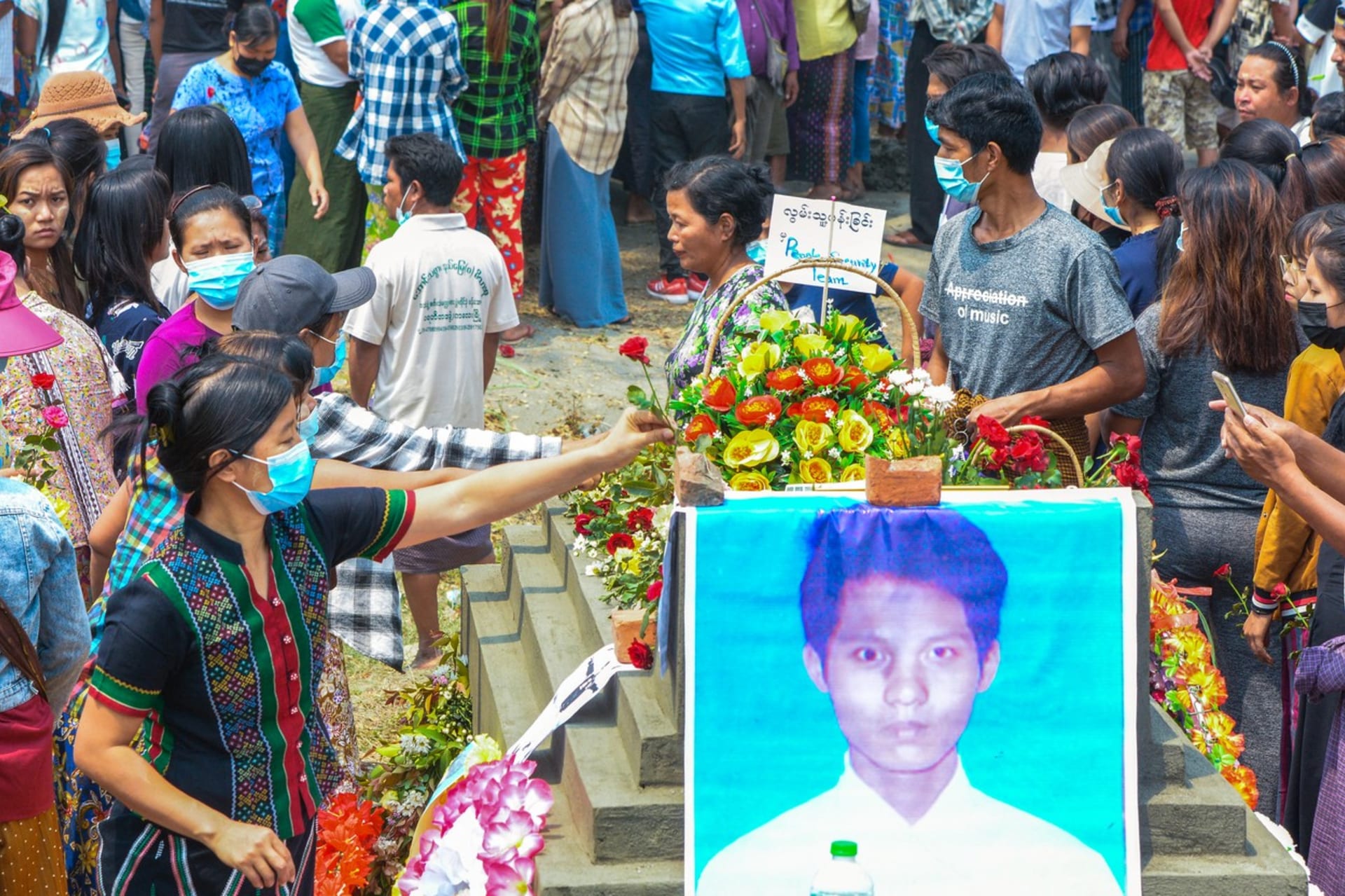 Pohřeb demonstranta, kterého zastřelily bezpečnostní složky ve městě Kale na severozápadě Myanmaru. 
