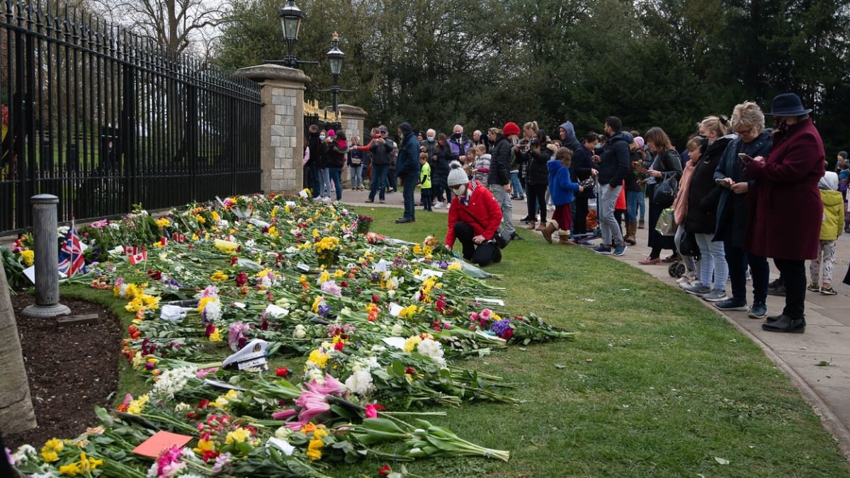 Během víkendu přicházeli Britové uctít památku prince Philipa před hrad Windsor. 
