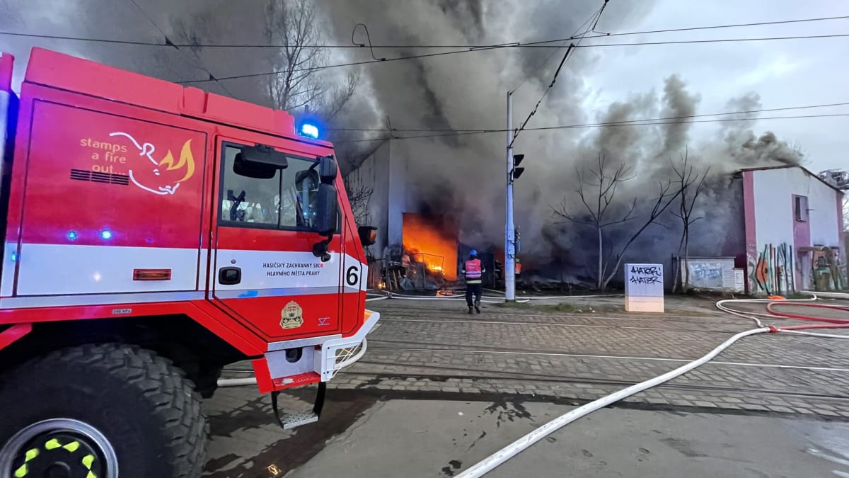 Požár haly v pražských Modřanech