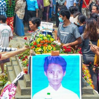 Pohřeb demonstranta, kterého zastřelily bezpečnostní složky ve městě Kale na severozápadě Myanmaru. Fotografii převzaly světové agentury od anonymního zdroje