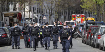 Střelba před nemocnicí v Paříži. Útočník zabil jednoho člověka, pak ujel na skútru