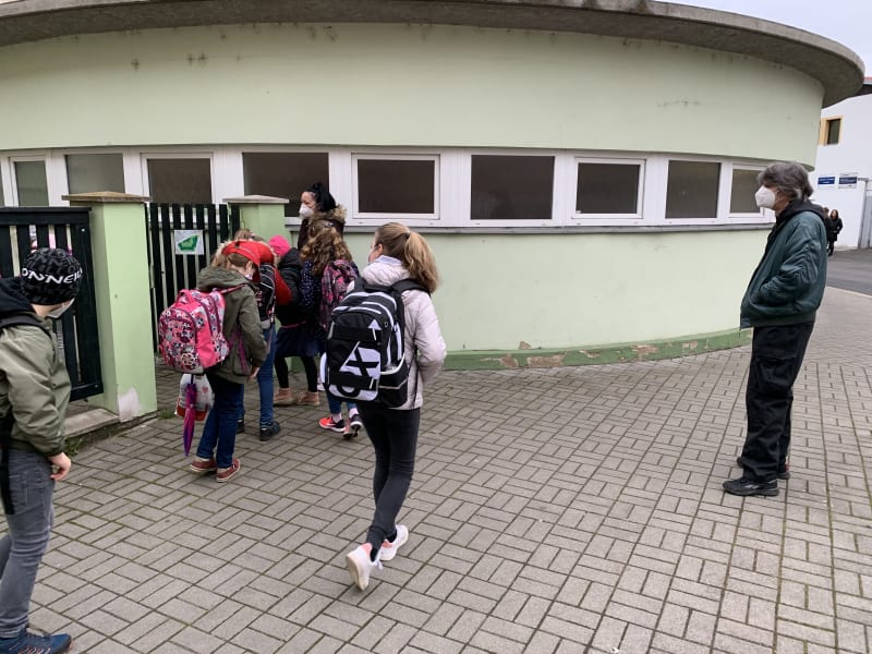 Žáci Základní školy Metelkovo v Teplicích čekají před tělocvičnou, aby se mohly otestovat na koronavirus.