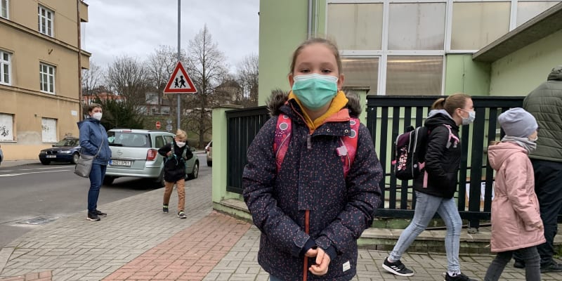 Desetiletá Alexandra čeká před tělocvičnou, až na ni přijde řada pro testování na koronavirus