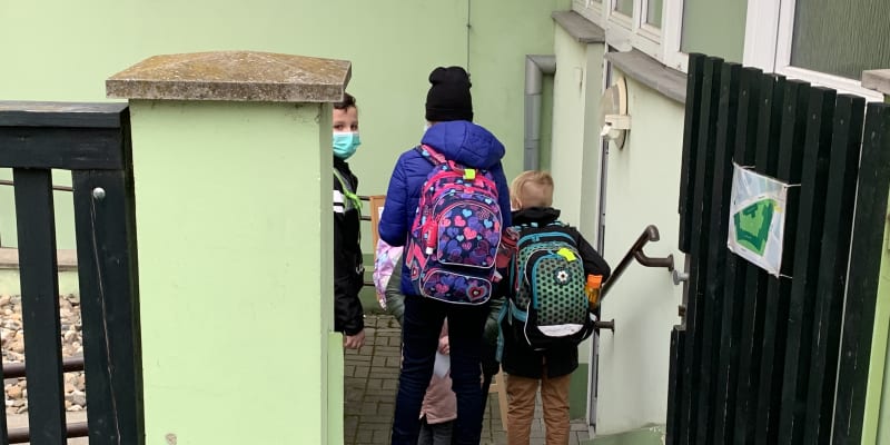 Žáci Základní školy Metelkovo v Teplicích čekají před tělocvičnou, aby se mohly otestovat na koronavirus.
