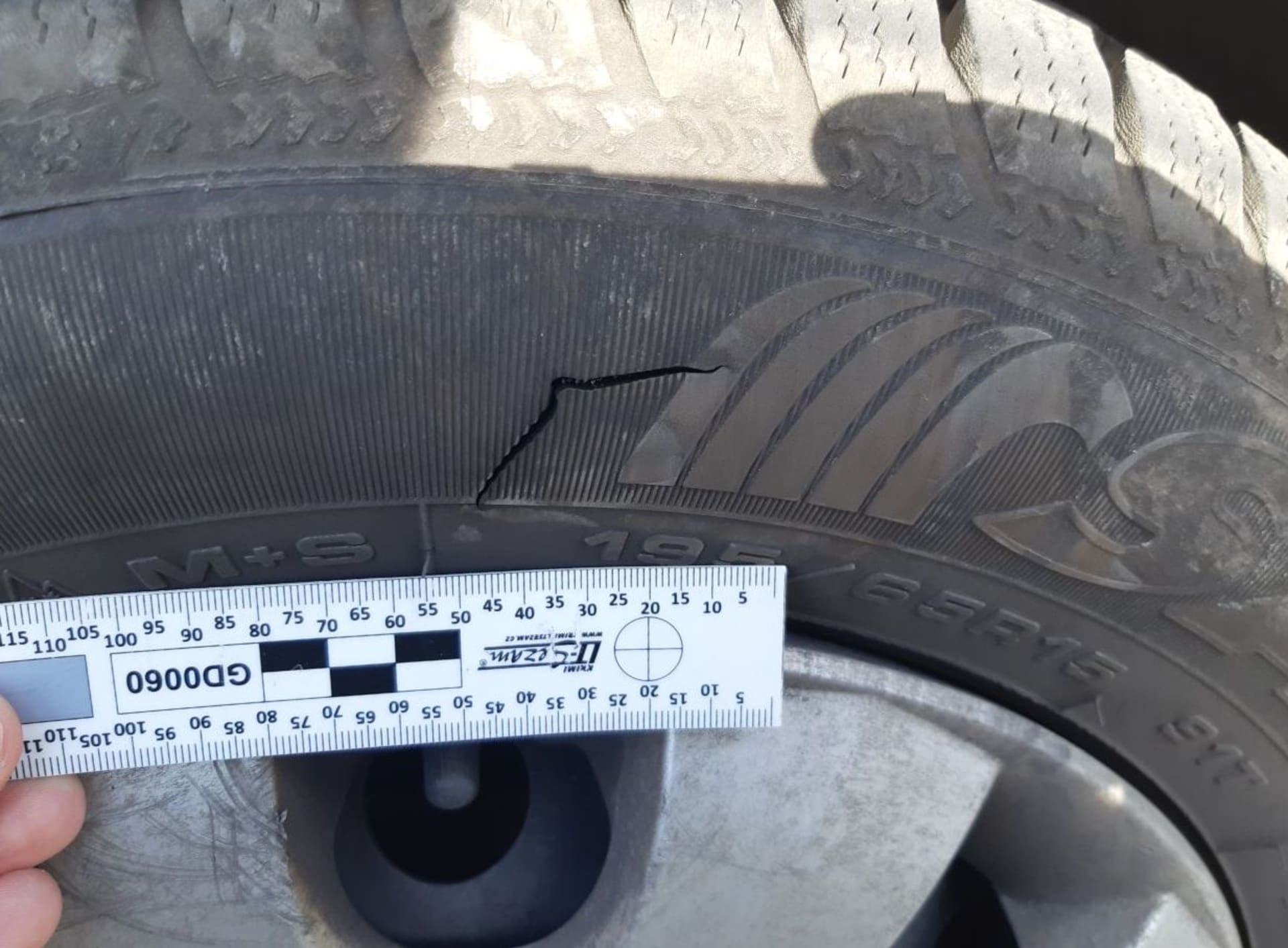 Muž se naštval na policisty a na služebním voze jim propíchl dvě pneumatiky.