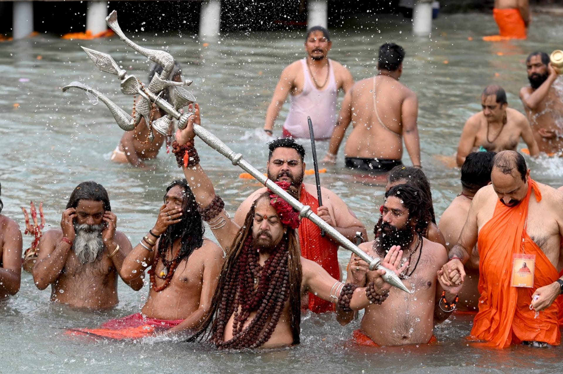 Navzdory koronaviru se miliony Indů potápěly v Ganze v rámci duchovního rituálu.
