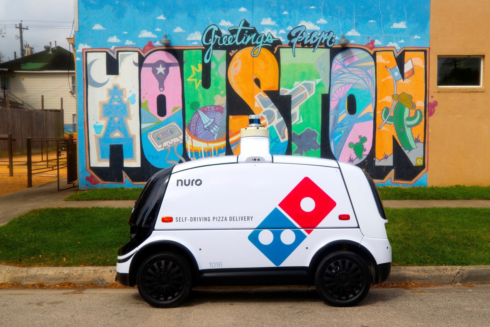 Autonomní vozítko Nuro R2 rozváží pizzu Dominos v Texasu.