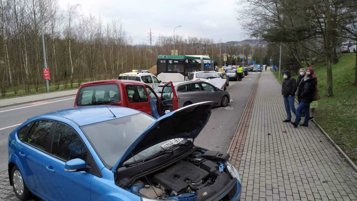 Pět zaparkovaných automobilů naboural na sídlišti v Liberci řidič autobusu.
