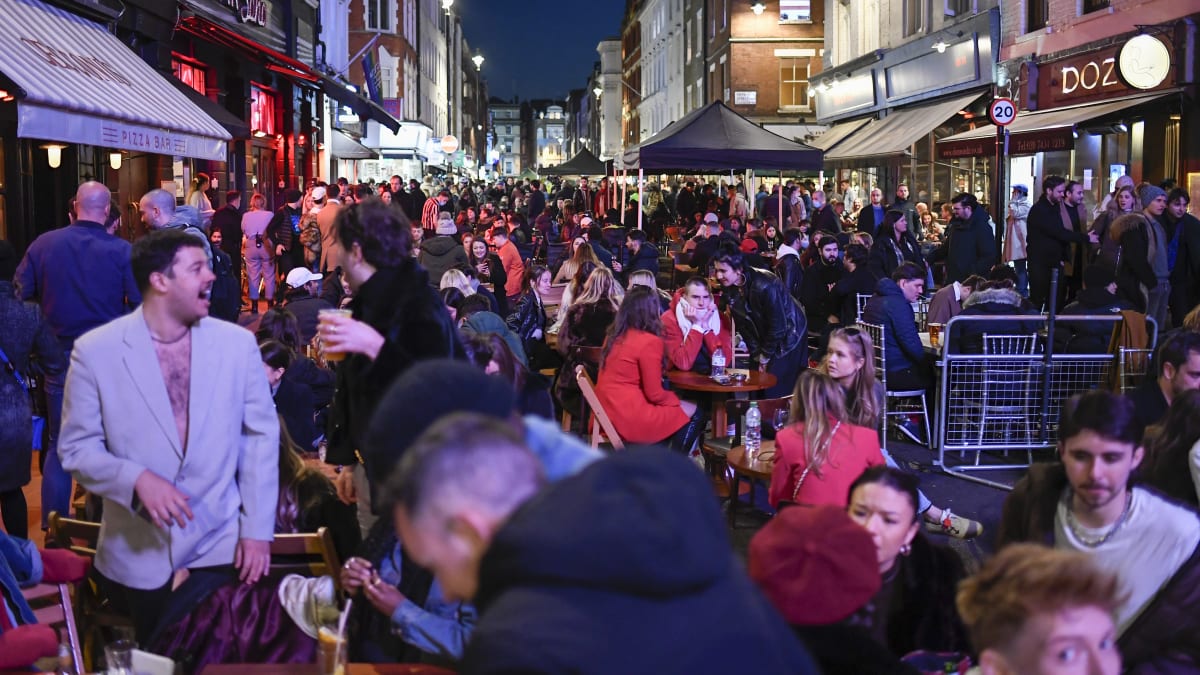 Londýn se v podstatě proměnil v jednu obří párty. Lidé využili otevřených zahrádek hospod a restaurací skutečně masivním způsobem.