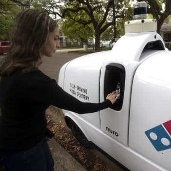 Autonomní vozítko Nuro R2 rozváží pizzu Domino's v Texasu.