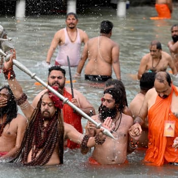 Navzdory koronaviru se miliony Indů potápěly v Ganze v rámci duchovního rituálu.