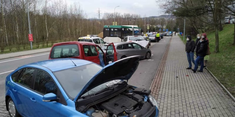 Pět zaparkovaných automobilů naboural na sídlišti v Liberci řidič autobusu.