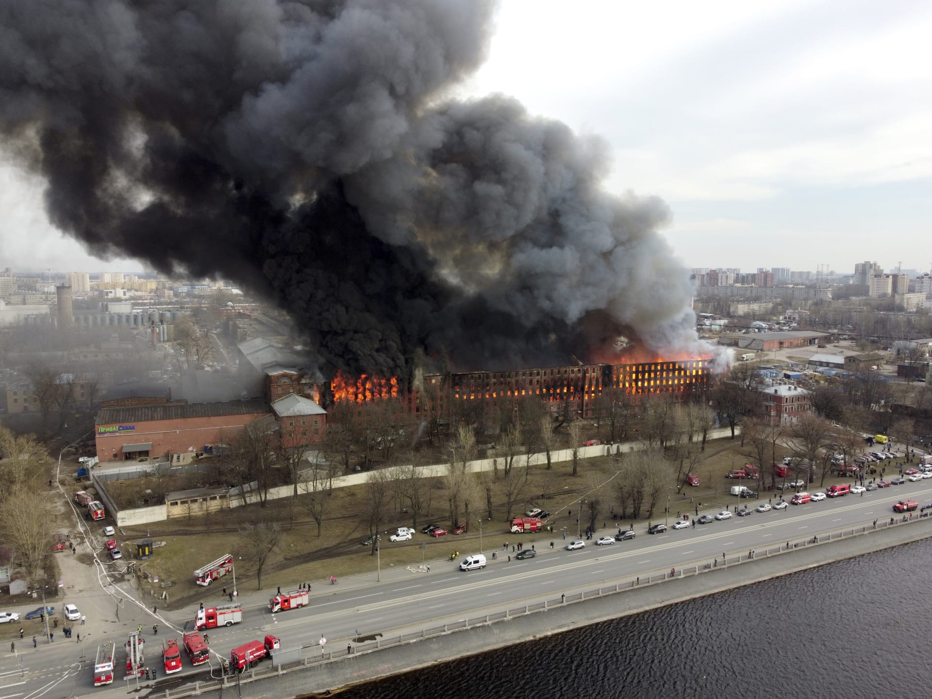 Někdejší textilní továrnu, kde se v současné době nacházely kanceláře, zachvátily plameny v pondělí.