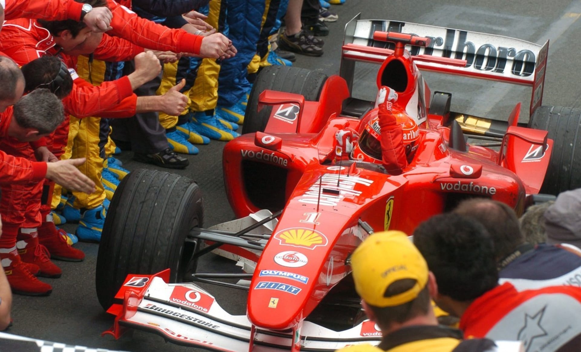 Michael Schumacher slaví vítězství ve Velké ceně Austrálie v roce 2004. Jeho Ferrari tehdy obnášelo výrazný nápis Marlboro.