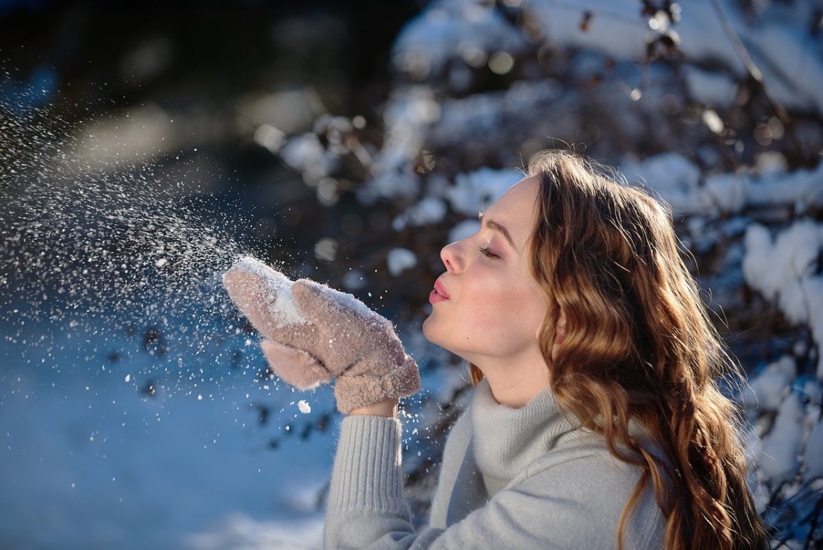 Žena se sněhem v rukou