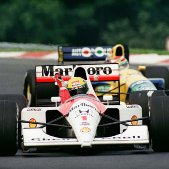 Dříve si nikdo nedokázal formuli 1 představit bez reklamy na různé značky cigaret. Jednu takovou vozil i Ayrton Senna na McLarenu v roce 1993.