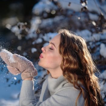 Žena se sněhem v rukou