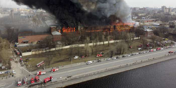Požár ruské továrny mohl být založen úmyslně. Úřady zadržely ředitele a jeho náměstka