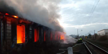 V Nymburku hořela budova bývalé výtopny. Kvůli požáru nejezdily vlaky