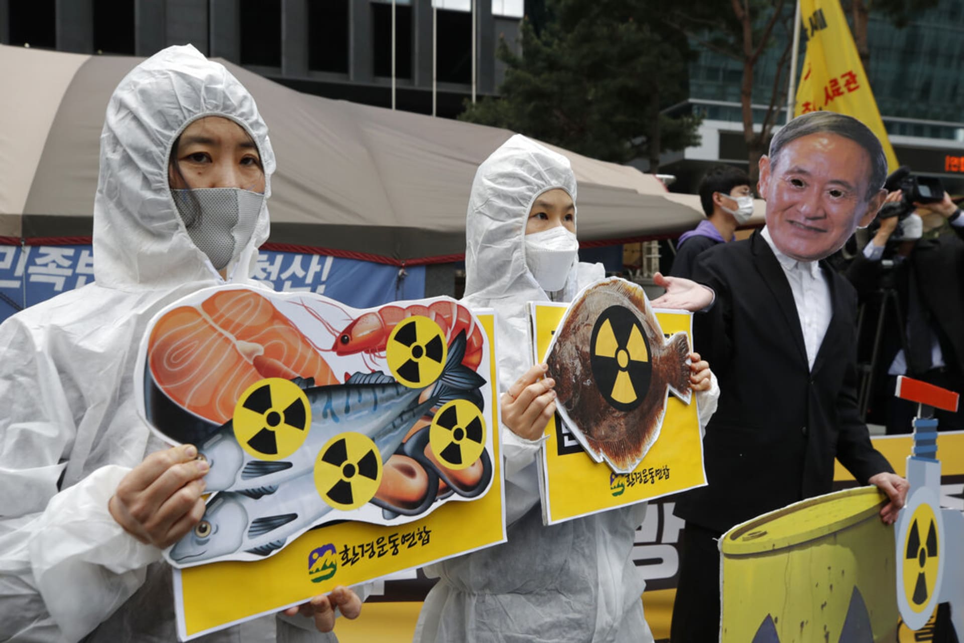 Lidé v jihokorejském Soulu protestují proti plánu Japonska vypustit do moře kontaminovanou vodu z jaderné elektrárny ve Fukušimě.