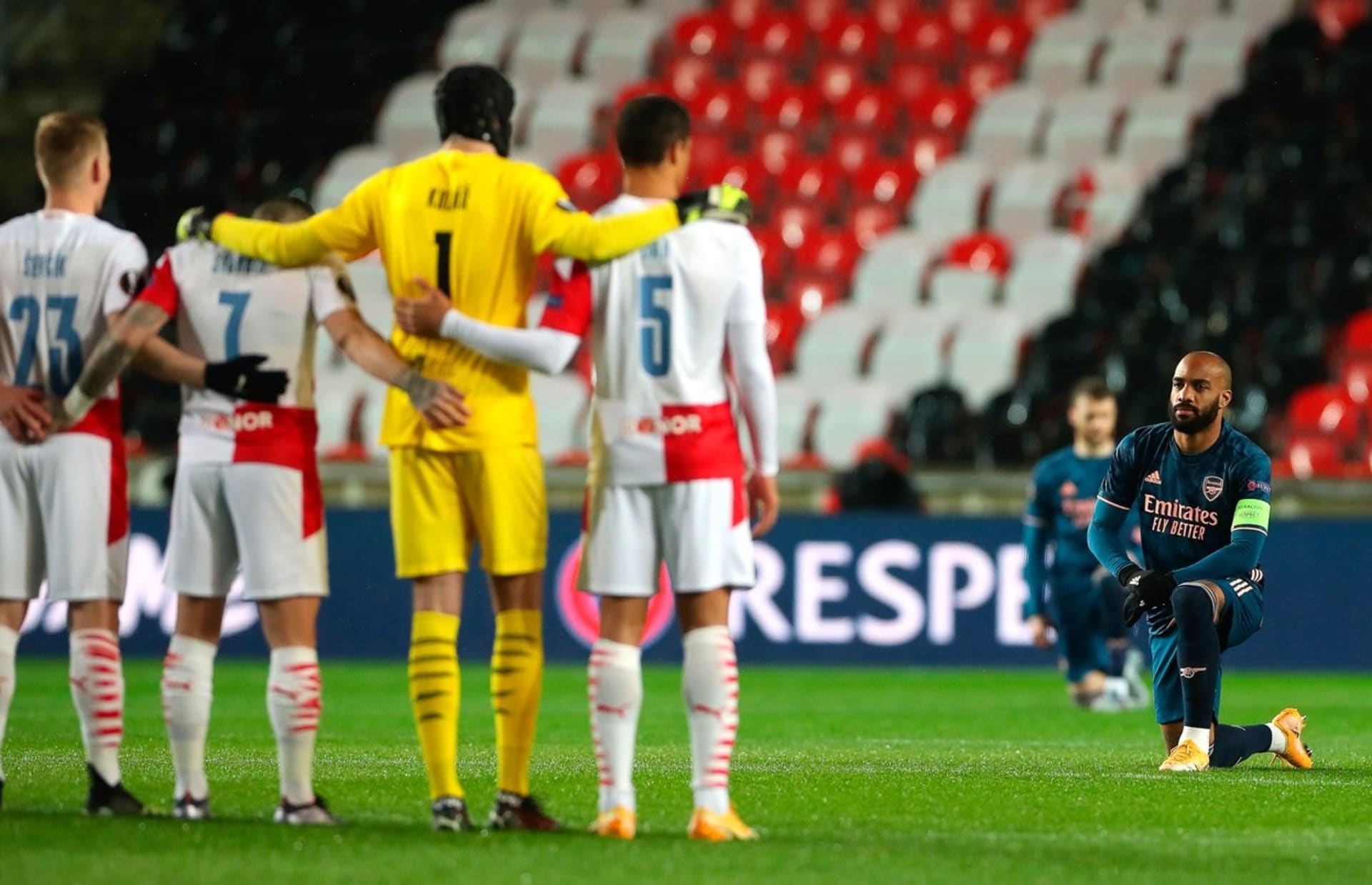 Alternativní cestu boje proti rasismu zvolila Slavia i před druhým zápasem s Arsenalem.