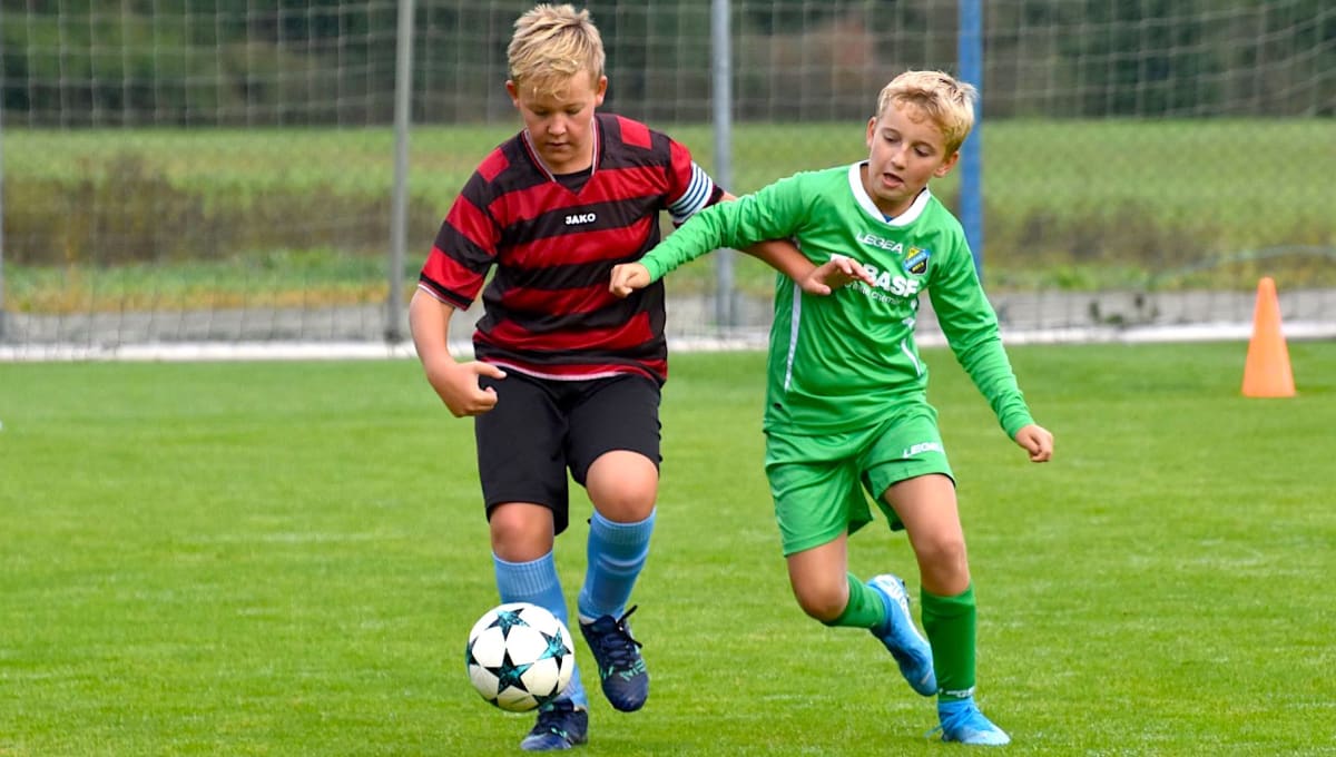 Mladý fotbalista Otavy Katovice (vlevo) v souboji při podzimním zápase.
