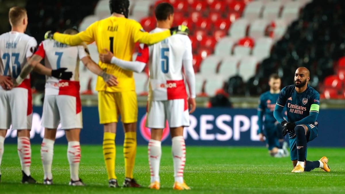 Alternativní cestu boje proti rasismu zvolila Slavia i před druhým zápasem s Arsenalem.