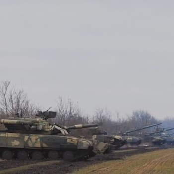 Ruské tanky musí používat poznávací znamení.