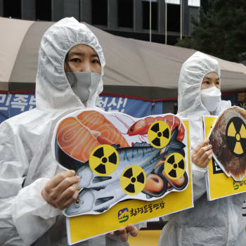 Lidé v jihokorejském Soulu protestují proti plánu Japonska vypustit do moře kontaminovanou vodu z jaderné elektrárny ve Fukušimě.