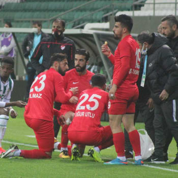 Pauza, jde se jíst. V úterý začal ramadán a fotbalisté Keciorengucu Ankara využili prodlevy při večerním zápasu s Giresunsporem, aby doplnili energii.