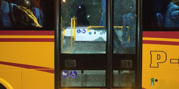 Na autobus s cestujícími na Náchodsku nejspíš někdo střílel. Policie žádá svědky o pomoc