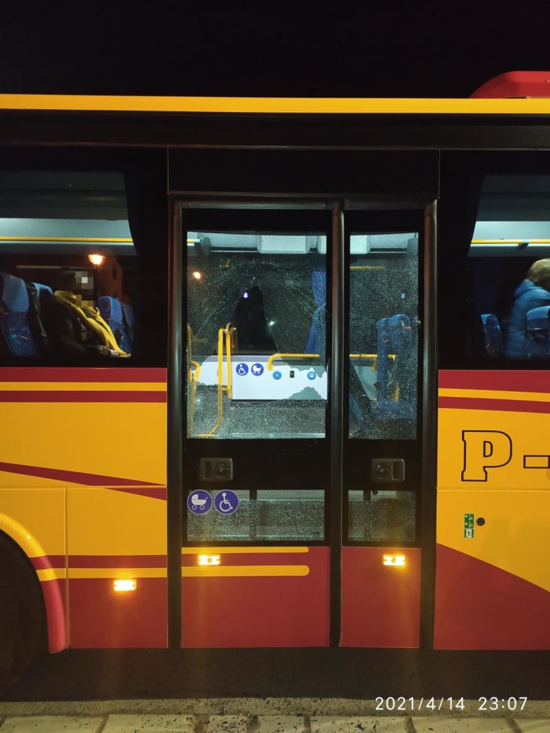 Poškozené dveře autobusu v Hronově