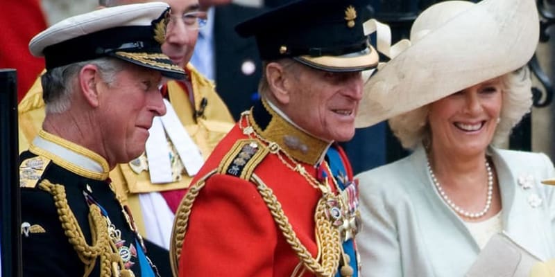 Princ Philip se synem Charlesem a jeho ženou Camillu, vévodkyní z Cornwallu