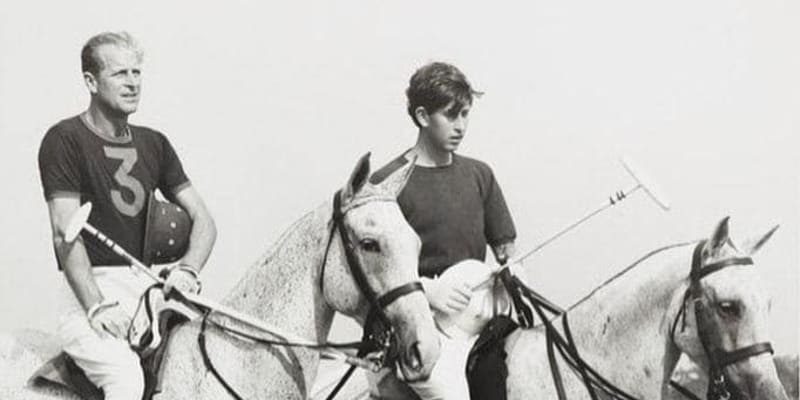 Fotografie prince Philipa se synem princem Charlesem z mládí