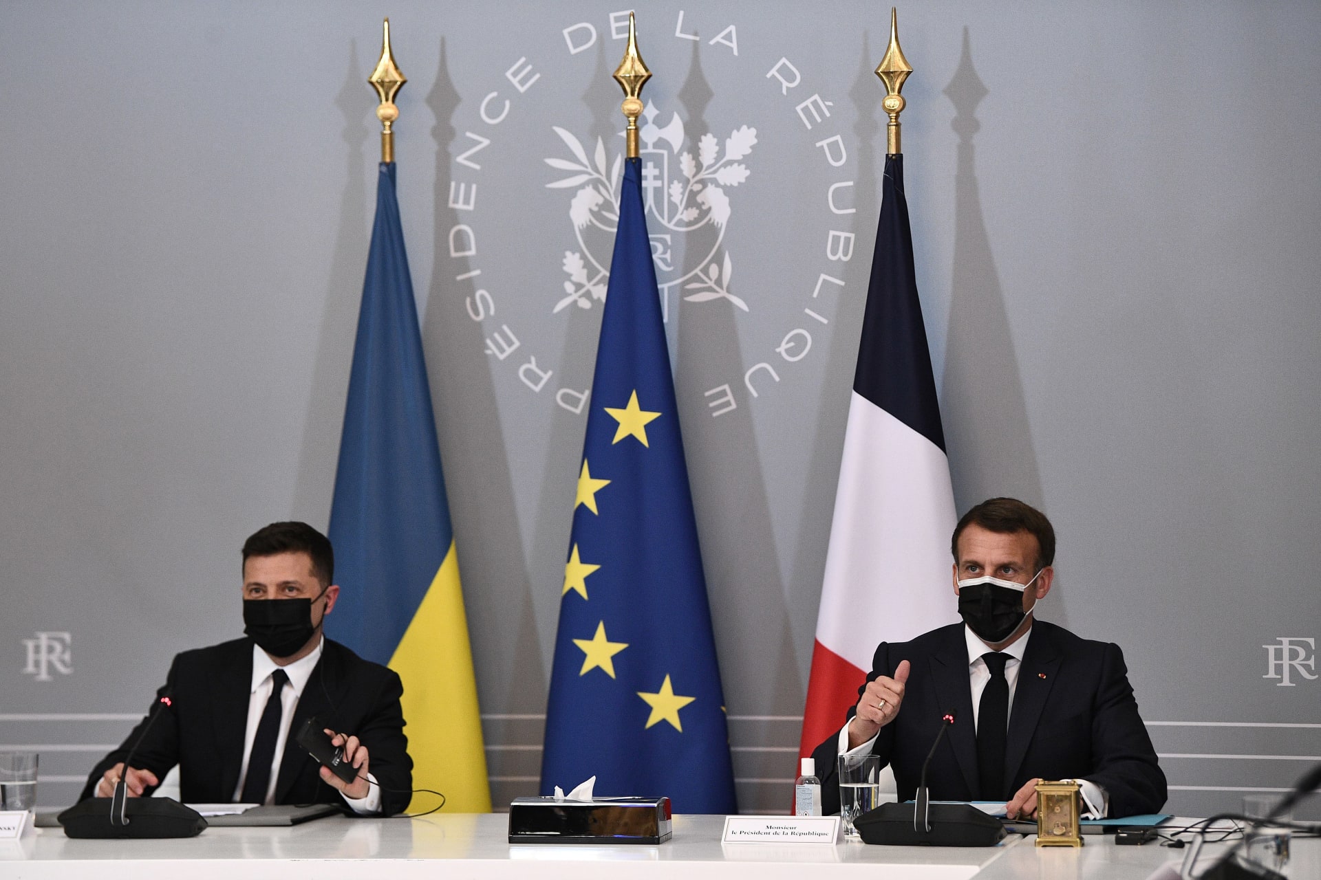 Prezident Ukrajiny Volodymyr Zelenskyj a prezident Francie Emmanuel Macron
