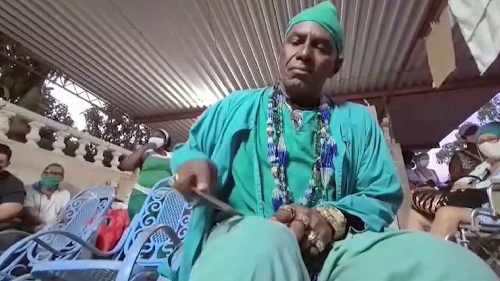 Svérázný šaman sklízí na Kubě velké úspěchy, koronavirus léčí rumem.