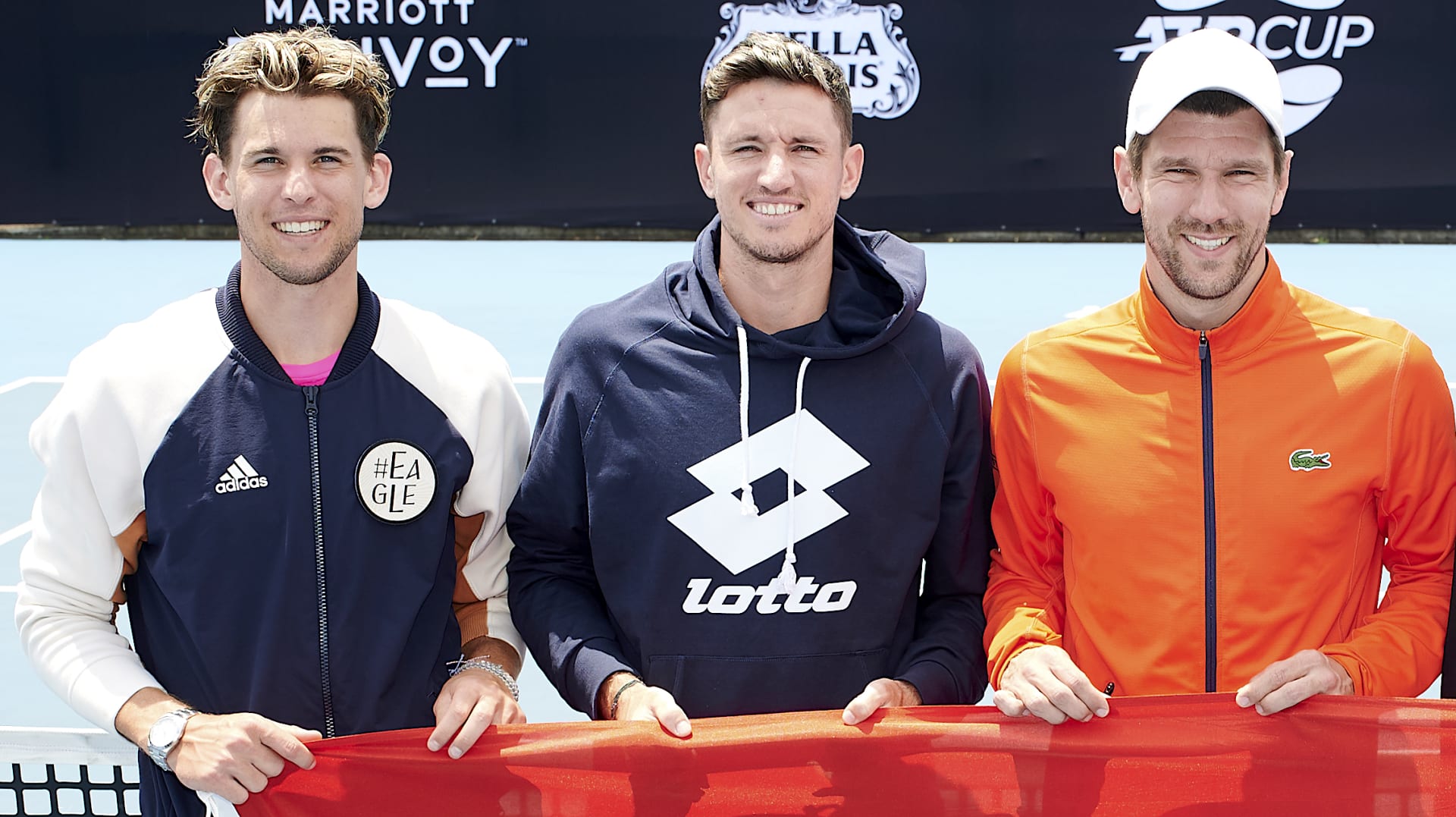 Dominic Thiem (vlevo) a Jürgen Melzer (vpravo) se sešli v roce 2020 v rakouském daviscupovém týmu. Mezi nimi Dennis Novak. 