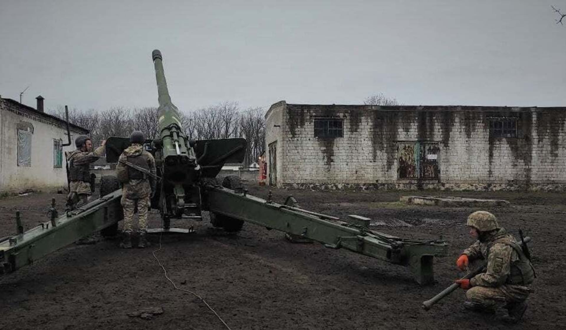 Ukrajinští vojáci na frontě bojují s proruskými separatisty.