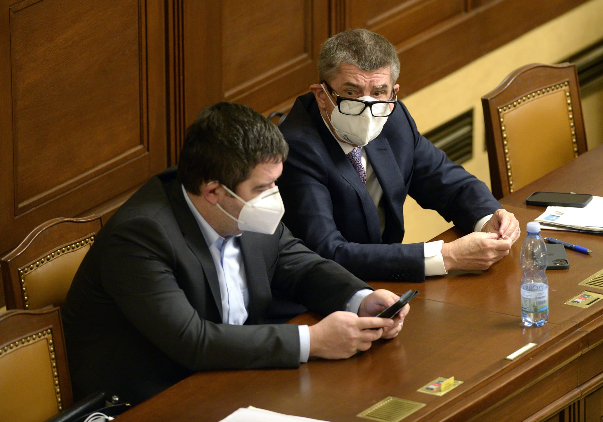 Premiér Andrej Babiš (vpravo) doporučil ministru vnitra Janu Hamáčkovi zrušit jeho cestu do Moskvy, kde chtěl s Rusy jednat o vakcíně Sputnik V.