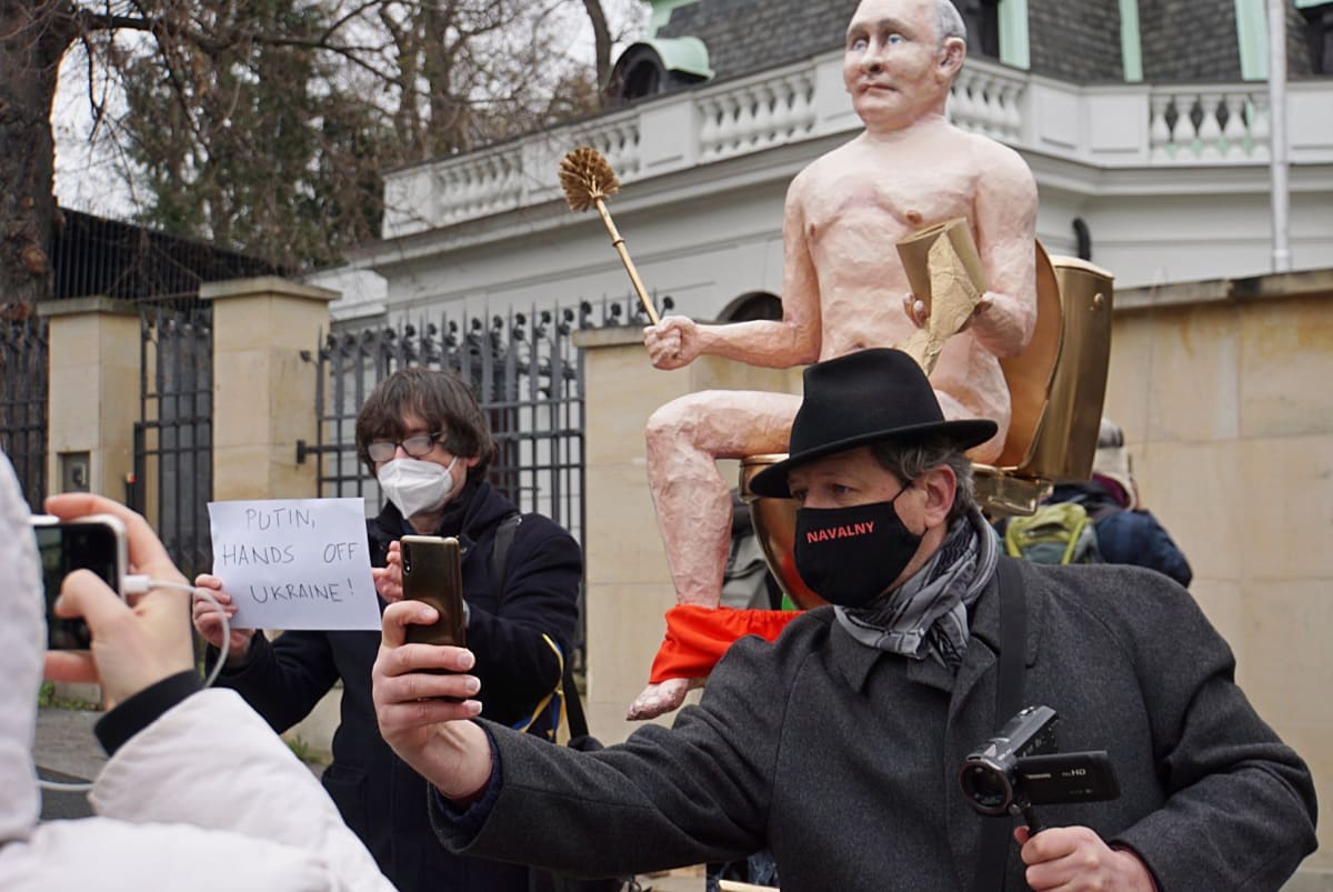 Protestní akce se v pražských Dejvicích zúčastnily desítky osob.