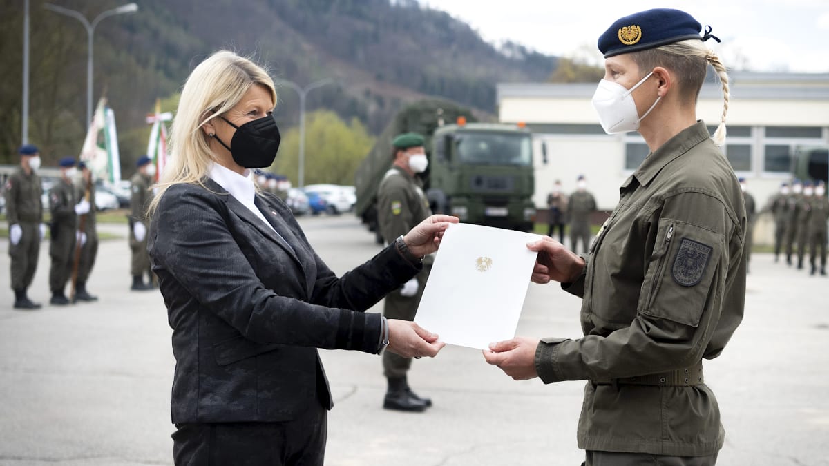 Jasmine Krutzlerová (vpravo) přebírá pověření k velení pluku od rakouské ministryně obrany Klaudie Tannerové.