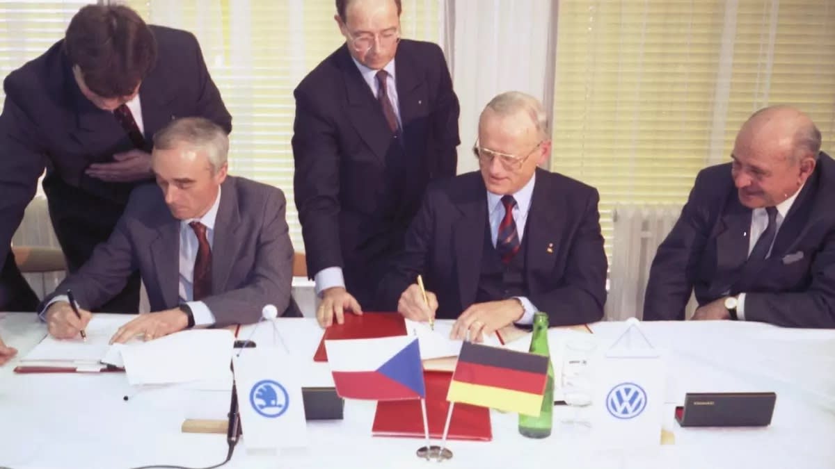 Smlouvu o kapitálovém vstupu koncernu VW do mladoboleslavské Škody podepsal za českou vládu ministr průmyslu a obchodu Jan Vrba (vlevo) tehdejší šéf německého koncernu prof. Carl H. Hahn.