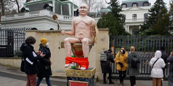 Zabiják a diktátor. Aktivisté umístili nahého Putina na zlatý záchod před ambasádu