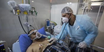 Brazílii docházejí sedativa. Pacienty vyžadující plicní ventilaci poutají lékaři k lůžkům